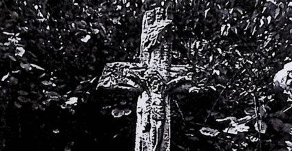 Nagrobek z krucyfiksem stylizowanym na pień drzewa z liśćmi dębu. Cokół przypomina skałkę, zwężającą się ku górze. Inskrypcja ryta na przednim panelu, ujęta żłobkowaną opaską.