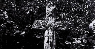 Nagrobek z krucyfiksem stylizowanym na pień drzewa z liśćmi dębu. Cokół przypomina skałkę, zwężającą się ku górze. Inskrypcja ryta na przednim panelu, ujęta żłobkowaną opaską.