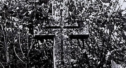 Nagrobek Piotra Szal[kiewicza] i Julii Szalankiewicz z krzyżem na cokole. Krzyż ma sfazowane ramiona. Cokół to prostopadłościan z wydatnym wieńczeniem. Na froncie wyryta inskrypcja.