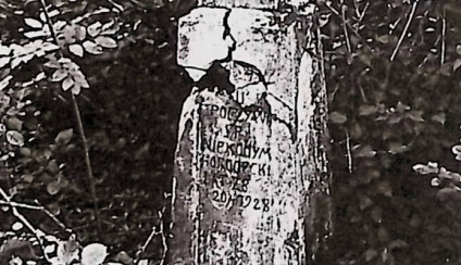 Krzyż fazowany z wyrytym krzyżykiem na rozszerzonej podstawie, umieszczony na cokole z trzema płycinami. Na frontowej płycinie inskrypcja dla Nikodema Horodeckiego, datowana na 1928 rok.