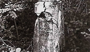 Krzyż fazowany z wyrytym krzyżykiem na rozszerzonej podstawie, umieszczony na cokole z trzema płycinami. Na frontowej płycinie inskrypcja dla Nikodema Horodeckiego, datowana na 1928 rok.