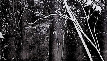 Nagrobek z krucyfiksem na dwustopniowej podstawie, krzyż z poszerzonymi zakończeniami ramion. Nad krucyfiksem titulus, pod czaszka z piszczelami. Cokół o profilowanym zwieńczeniu, z trójstopniową płyciną z inskrypcją.