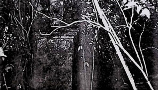 Nagrobek z krucyfiksem na dwustopniowej podstawie, krzyż z poszerzonymi zakończeniami ramion. Nad krucyfiksem titulus, pod czaszka z piszczelami. Cokół o profilowanym zwieńczeniu, z trójstopniową płyciną z inskrypcją.