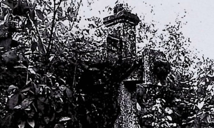 Miejsce pochówku oznaczone krzyżem na cokole z szerszą płytą. Krzyż ma ramiona z nasadkami i kulą; na skrzyżowaniu figura Chrystusa, nad nim titulus, pod czaszka z piszczelami. Na froncie cokołu ryta inskrypcja.