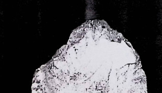 Fragment figury biskupa w stroju pontyfikalnym, zachowany częściowo korpus. Lewa dłoń trzyma niezachowany pastorał.