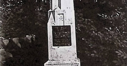 Grób Jana i Józefy Obodzińskich z krzyżem na architektonicznym postumencie. Prostopadłościenny cokół zwęża się piramidalnie ku górze, z szklaną płytą z inskrypcją żółtą farbą.