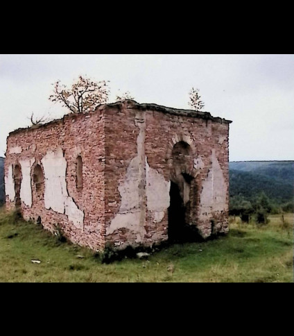 Ruiny kaplicy-mauzoleum rodziny Ponińskich z czerwonego piaskowca z resztkami tynku. Prostokątna budowla z oknami łukowymi i otworem drzwiowym. Położona na trawiastym terenie.