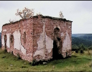 Ruiny kaplicy-mauzoleum rodziny Ponińskich z czerwonego piaskowca z resztkami tynku. Prostokątna budowla z oknami łukowymi i otworem drzwiowym. Położona na trawiastym terenie.