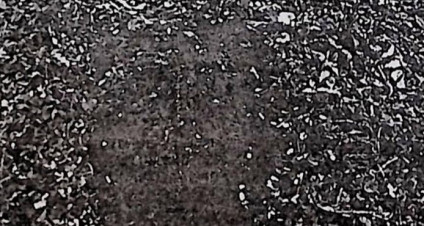 Nagrobek Józefa Lubeckiego z prostą płytą zwężającą się ku dołowi, zakończoną trójkątnie. Wypukły krzyż u góry z inskrypcją poniżej.