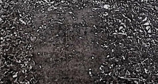 Nagrobek Józefa Lubeckiego z prostą płytą zwężającą się ku dołowi, zakończoną trójkątnie. Wypukły krzyż u góry z inskrypcją poniżej.