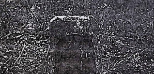 Nagrobek w formie ściętego ostrosłupa o zaokrąglonych górnych narożach. Z przodu półkolista płycina z inskrypcją.