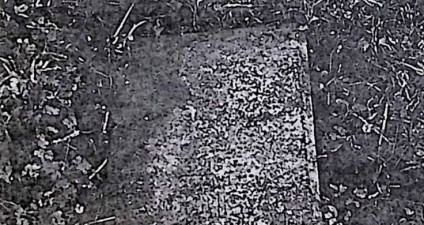 Nagrobek Wiktorii Stupnickiej z ściętymi krawędziami i polerowaną ramą kamienną. W środku inskrypcja z ornamentem roślinnym poniżej.