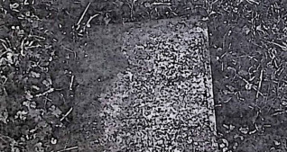 Nagrobek Wiktorii Stupnickiej z ściętymi krawędziami i polerowaną ramą kamienną. W środku inskrypcja z ornamentem roślinnym poniżej.