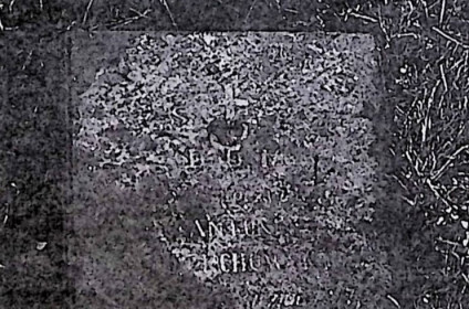 Nagrobek Antoniego Orzechowskiego z prostą płytą, na której u góry znajduje się wyrzeźbiony krzyż, a poniżej ryta inskrypcja. Niżej widoczna jest ryta dekoracja linearna.