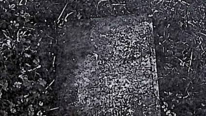 Nagrobek Wiktorii Stupnickiej z ściętymi krawędziami i polerowaną ramą kamienną. W środku inskrypcja z ornamentem roślinnym poniżej.