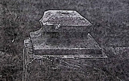 Kamienny cokół z profilowaną podstawą podtrzymującą krzyż. Frontowa inskrypcja otoczona rytą ramą.