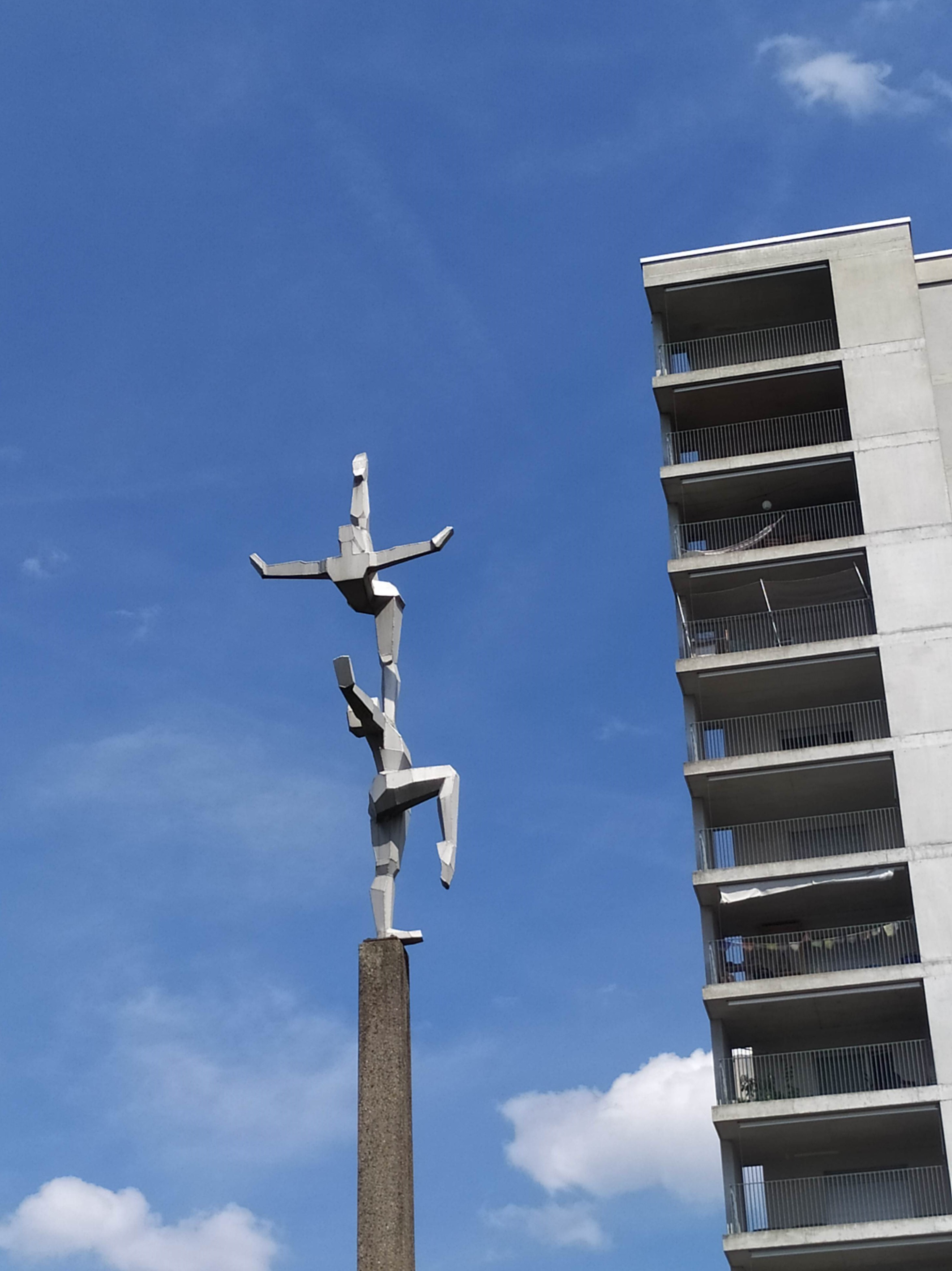 Fotografia przedstawiająca Sculpture \"Acrobats\" by Maciej Piotrowski in Winterthur