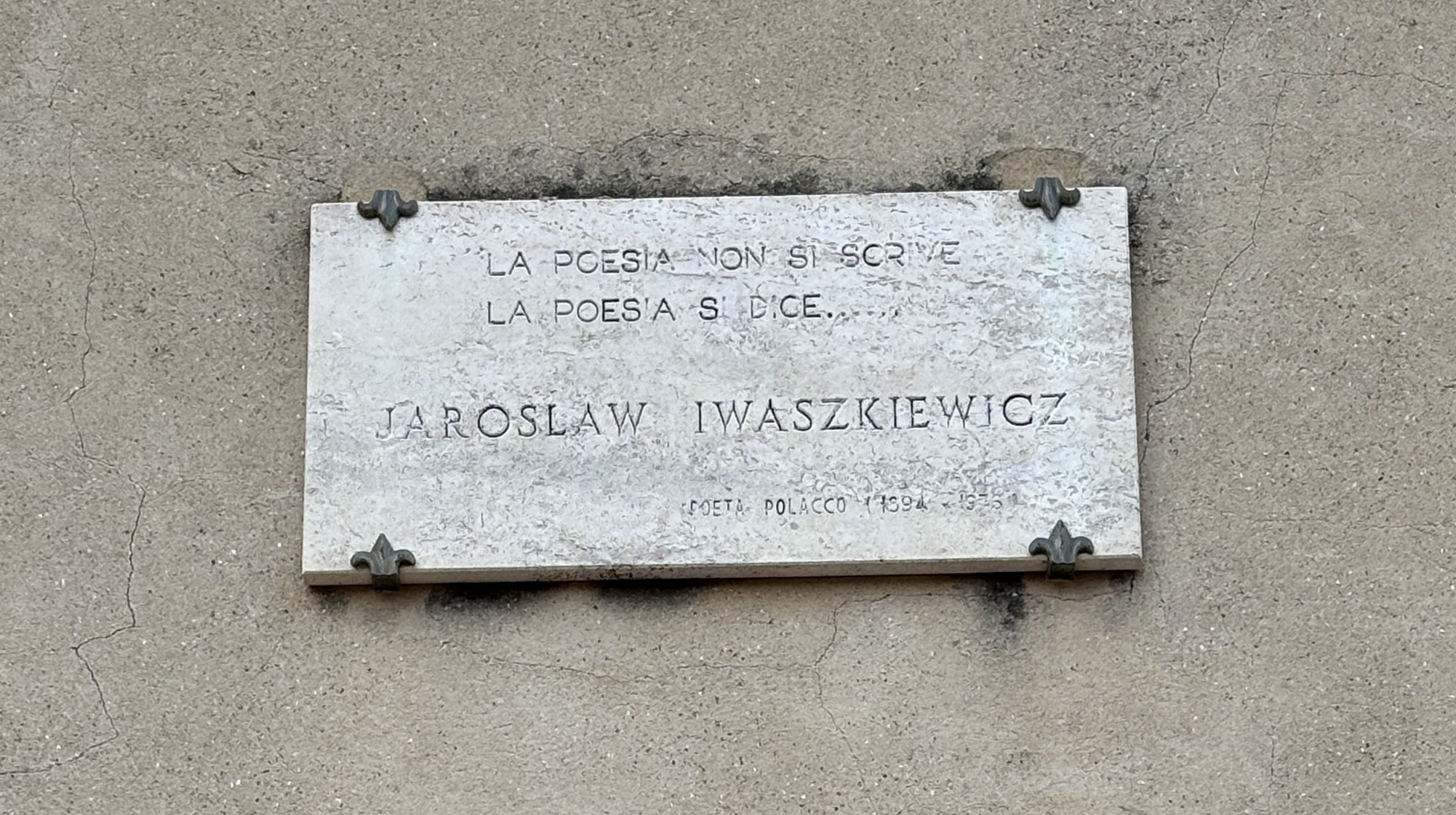 Photo montrant Plaque commemorating Jarosław Iwaszkiewicz in San Gimignano