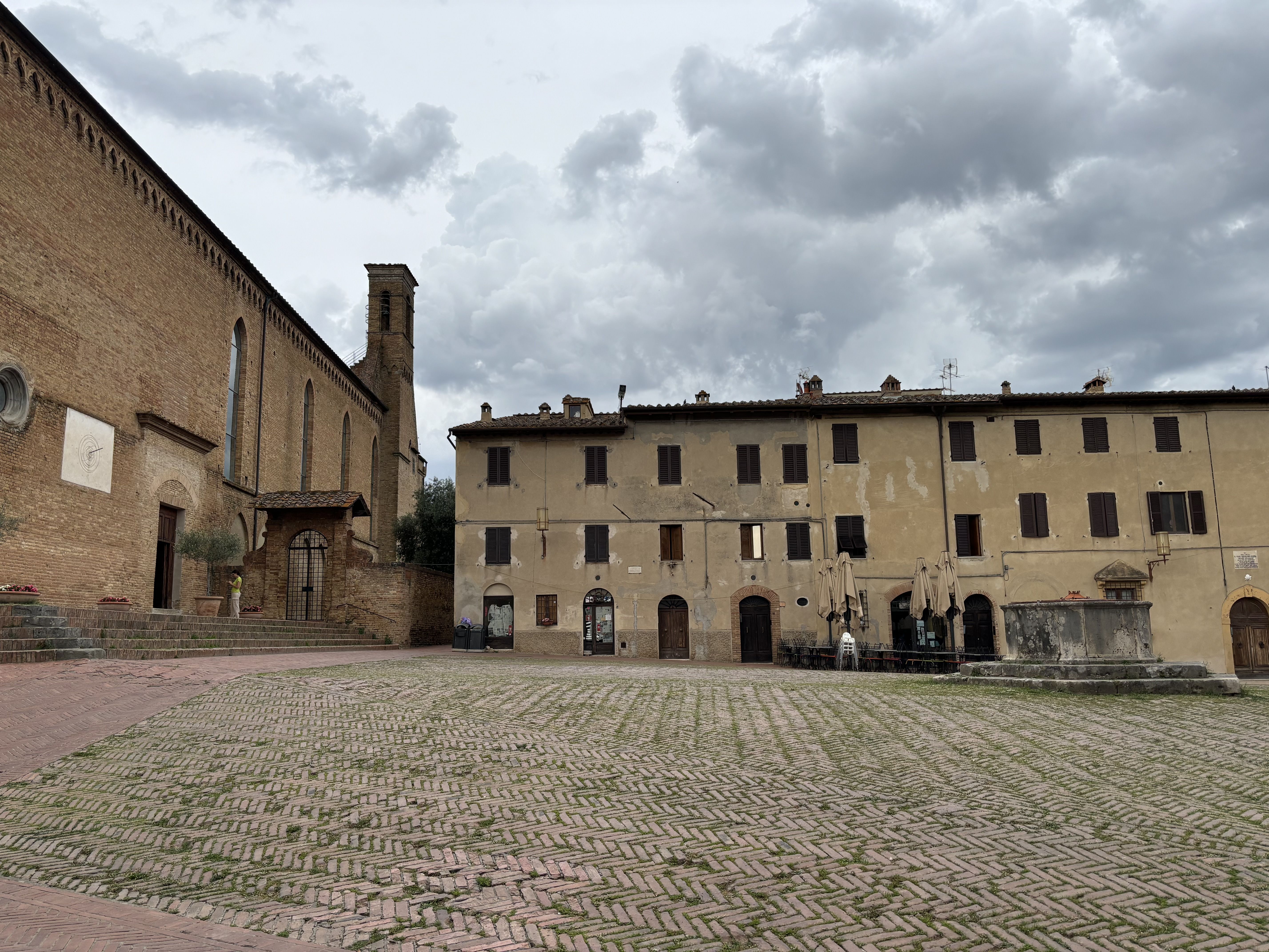 Fotografia przedstawiająca Tablica upamiętniająca Jarosława Iwaszkiewicza w San Gimignano