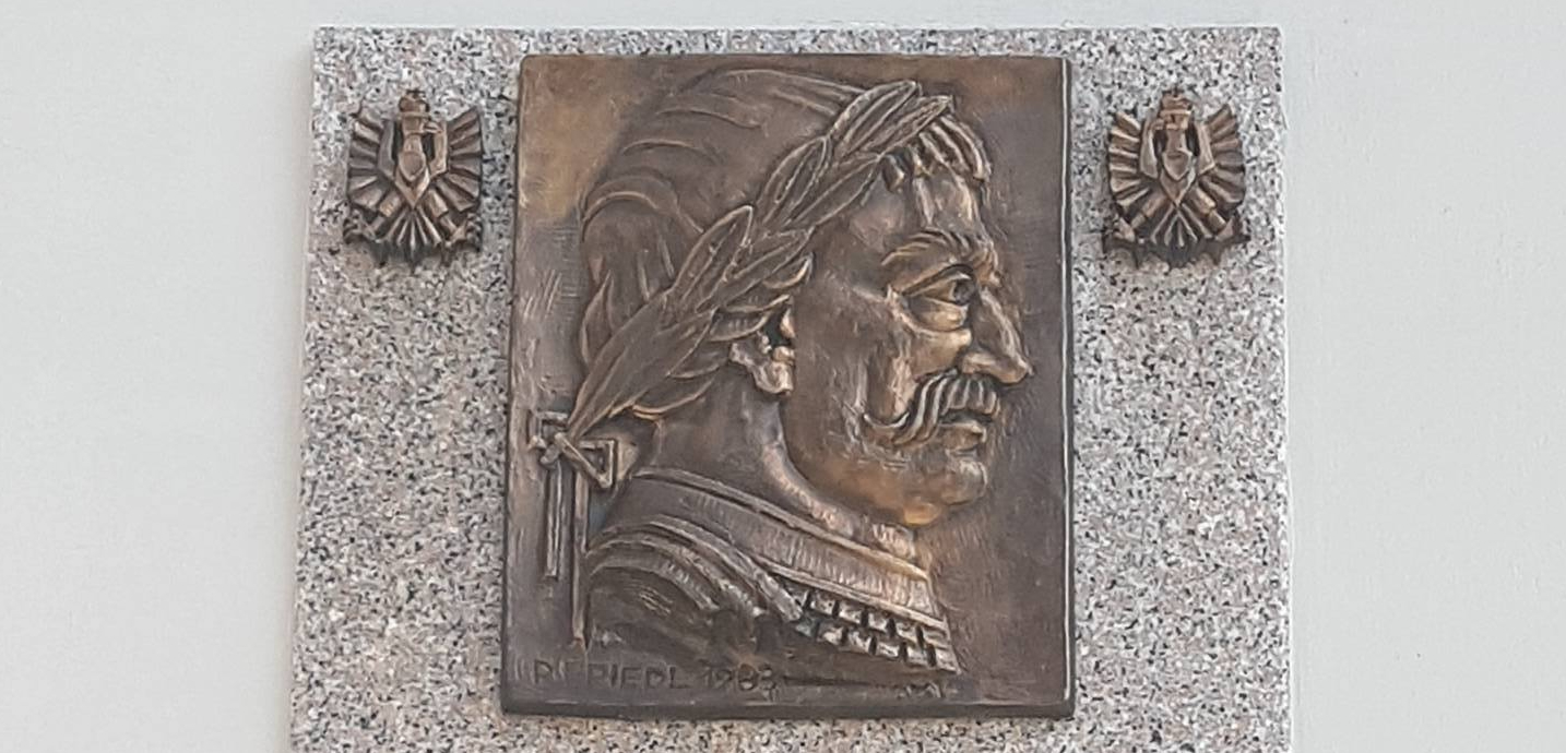 Fotografia przedstawiająca Plaque commemorating King Jan III Sobieski on the Kahlenberg in Vienna