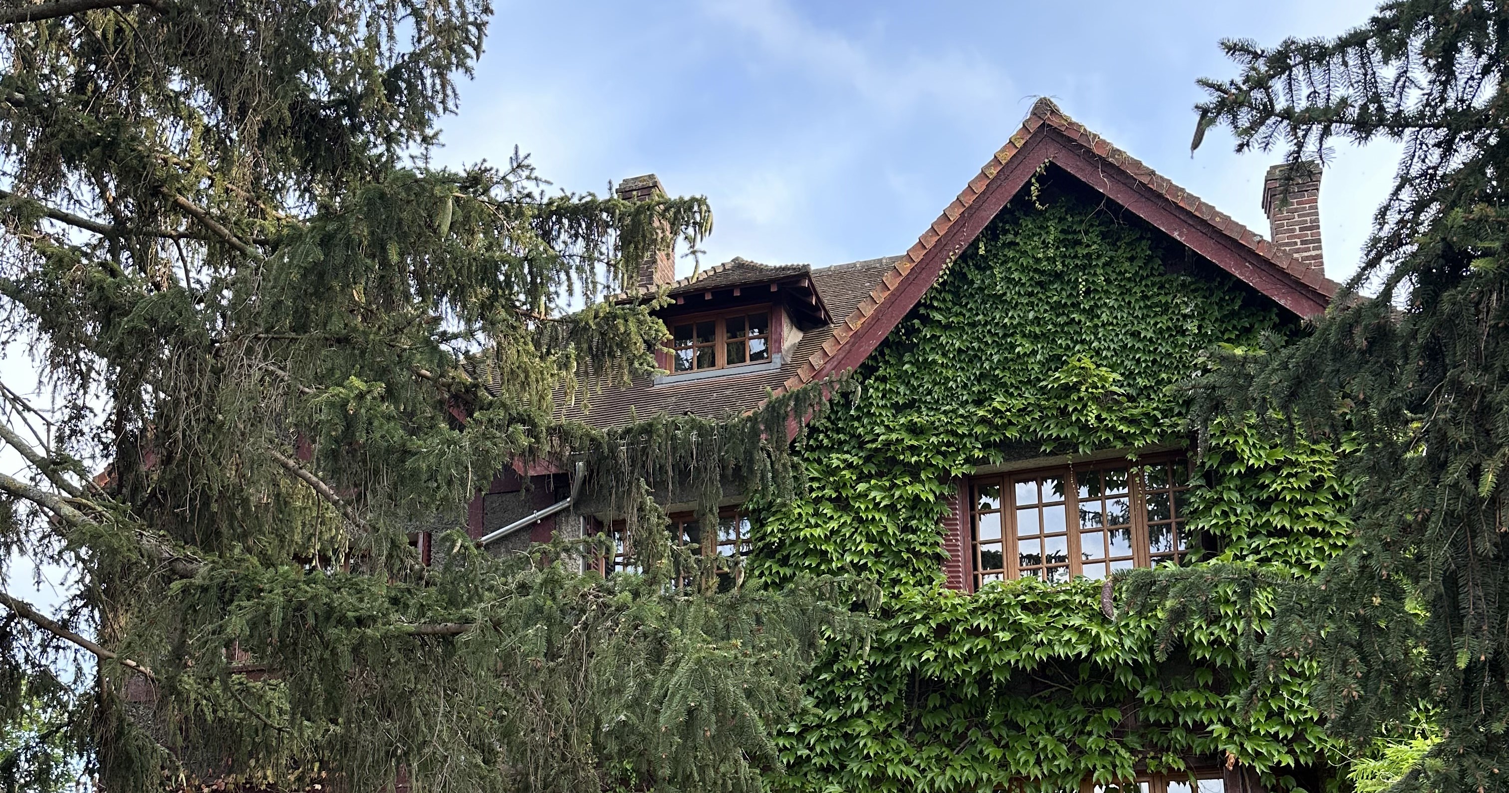 Fotografia przedstawiająca Budynek redakcji miesięcznika „Kultura” oraz siedziba Instytutu Literackiego w Maisons Laffitte.