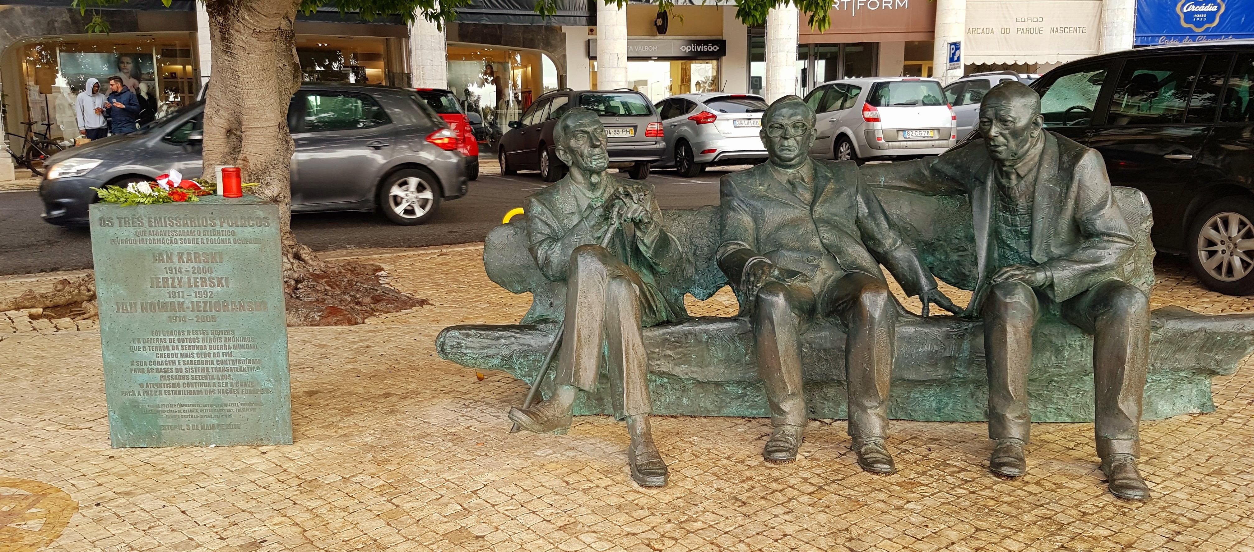 Fotografia przedstawiająca Bench of the three Polish emissaries in Estoril