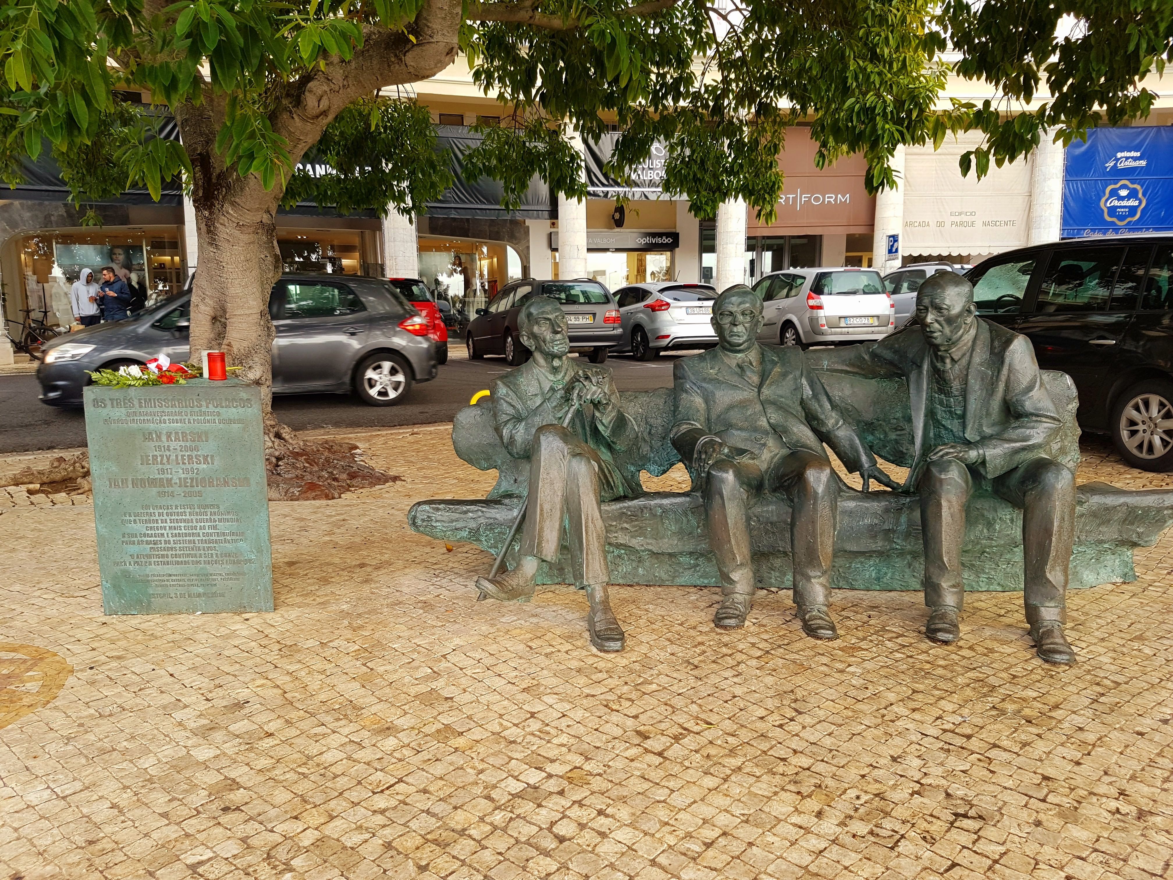 Photo montrant Bench of the three Polish emissaries in Estoril