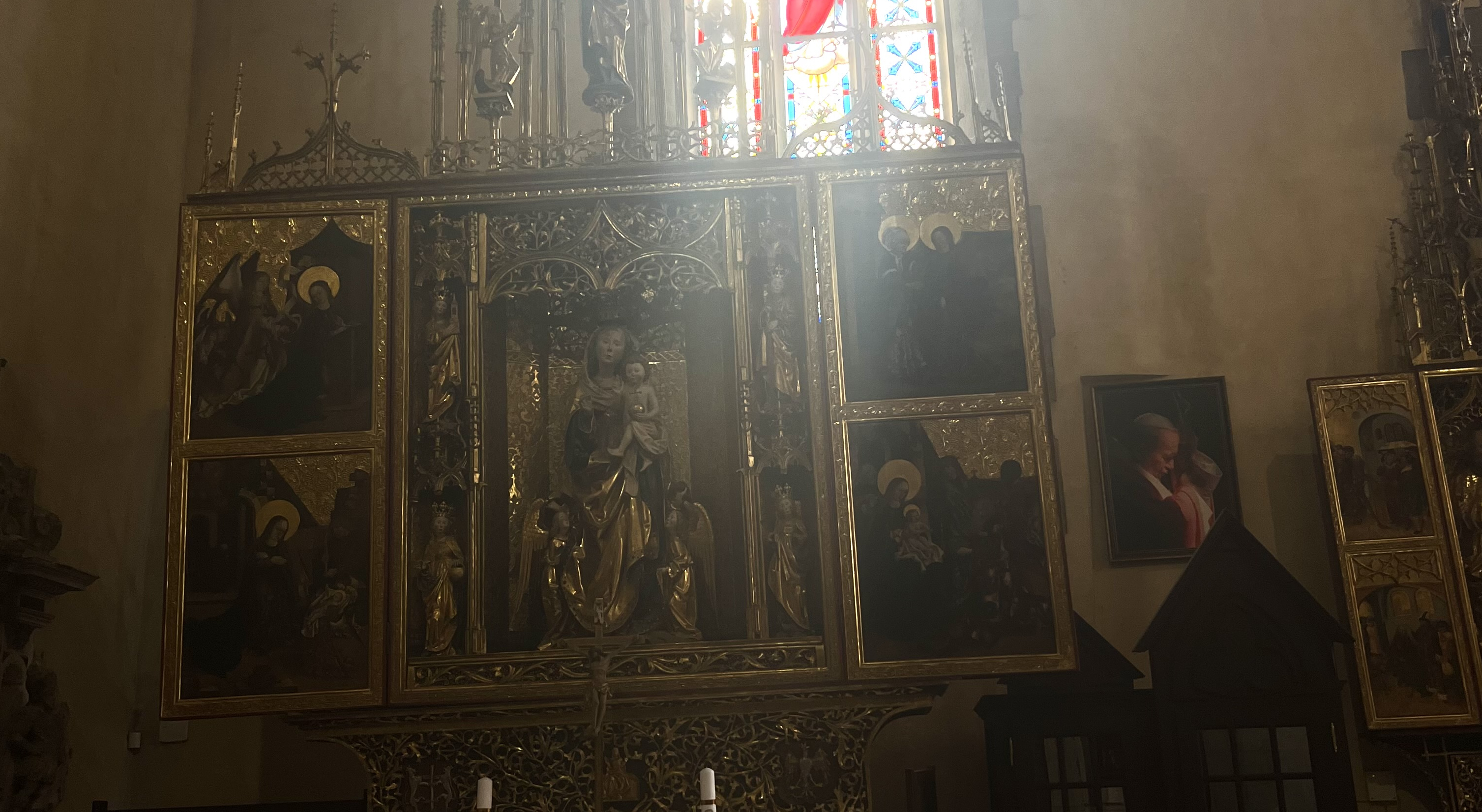 Fotografia przedstawiająca Gothic altar of Our Lady of the Snows in the Basilica of St. James in Levoèa