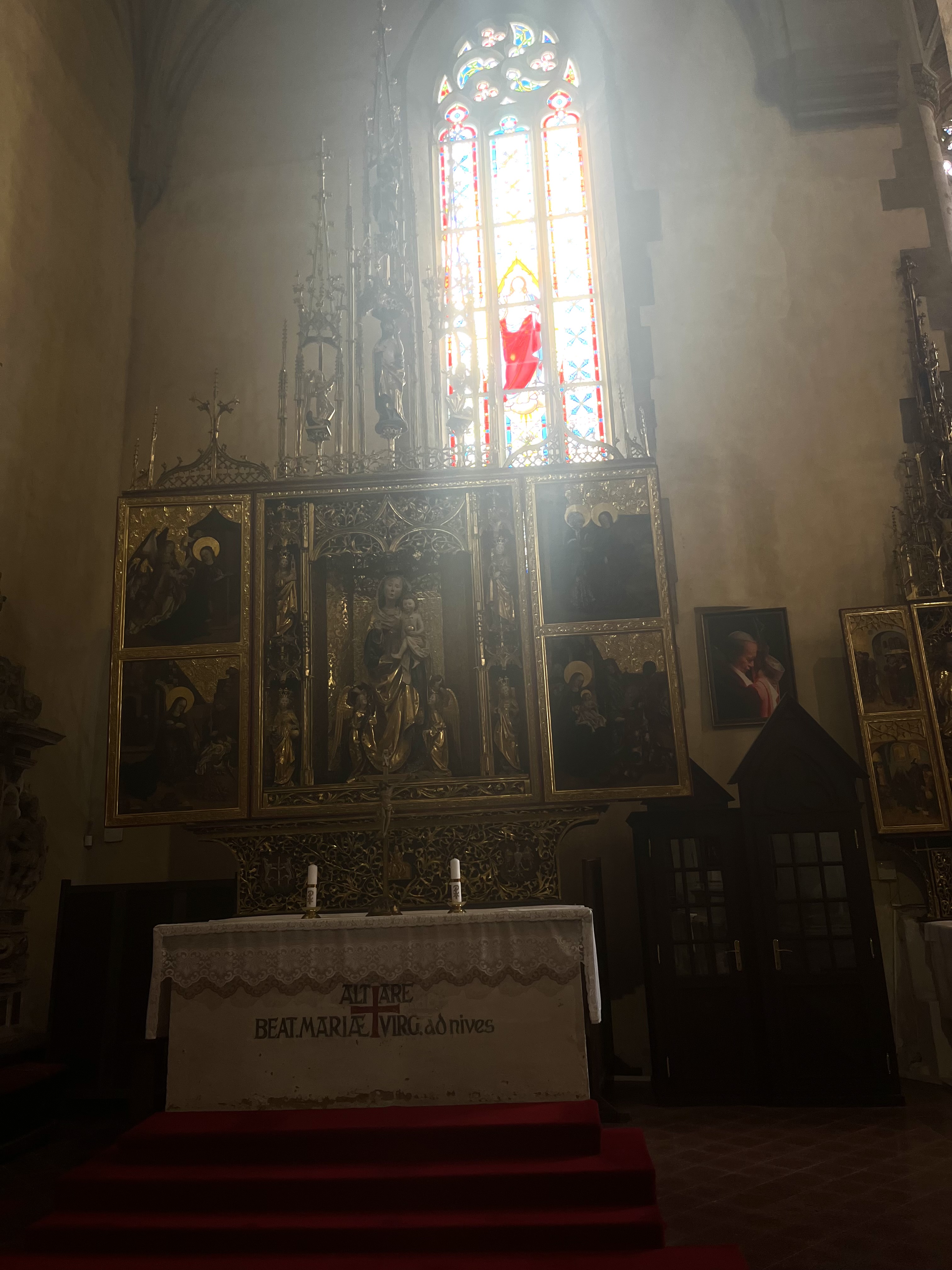 Fotografia przedstawiająca Gothic altar of Our Lady of the Snows in the Basilica of St. James in Levoèa