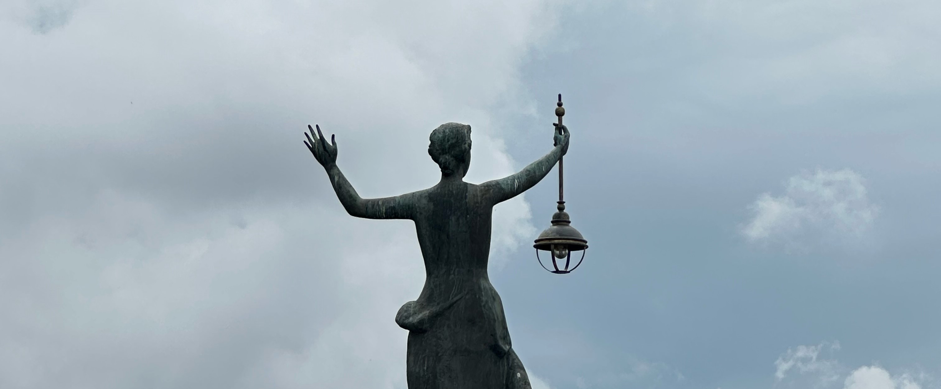 Fotografia przedstawiająca \"Elektra\" - sculpture by Boleslaw Balzukevich on the roof of the power station in Vilnius