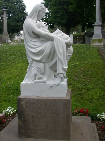 Fotografia przedstawiająca Sculpture by Henryk Dmochowski at Laurel Hill Cemetery in Philadelphia