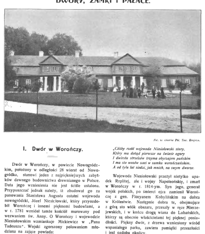 Fotografia drewnianego dworu w Worończy, powiat nowogródzki, otoczonego drzewami. Budynek ma centralną część z dachem dwuspadowym i dwa boczne skrzydła.