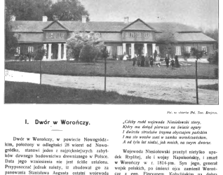 Fotografia drewnianego dworu w Worończy, powiat nowogródzki, otoczonego drzewami. Budynek ma centralną część z dachem dwuspadowym i dwa boczne skrzydła.