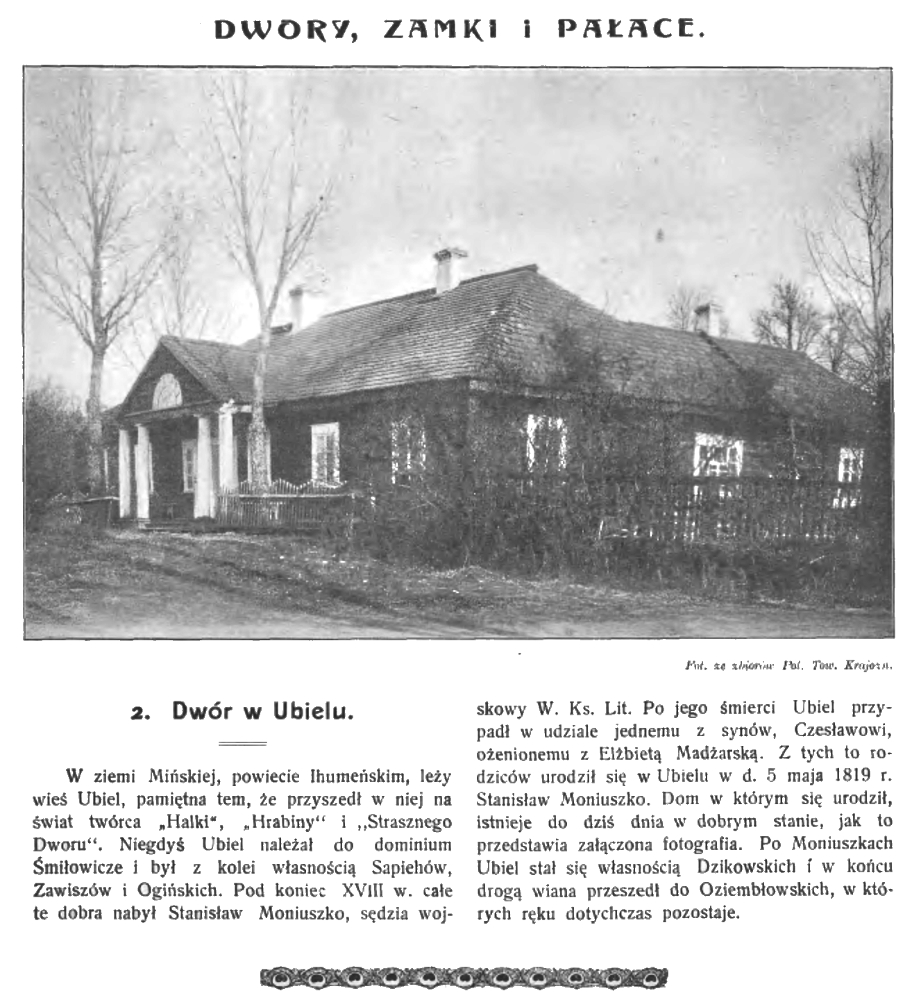 Fotografia dworu w Ubielu, 1910. Budynek z dachem dwuspadowym i małym gankiem z kolumnami. Struktura otoczona bezlistnymi drzewami.