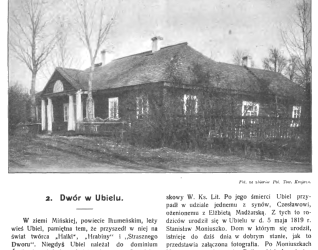 Fotografia dworu w Ubielu, 1910. Budynek z dachem dwuspadowym i małym gankiem z kolumnami. Struktura otoczona bezlistnymi drzewami.
