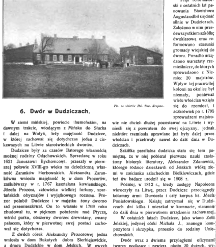 Fotografia dworu w Dudziczach, przedstawiająca duży drewniany budynek z dachem dwuspadowym, otoczony drzewami. Obraz jest częścią artykułu o historii i architekturze majątku Dudzicze.