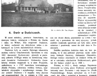 Fotografia dworu w Dudziczach, przedstawiająca duży drewniany budynek z dachem dwuspadowym, otoczony drzewami. Obraz jest częścią artykułu o historii i architekturze majątku Dudzicze.