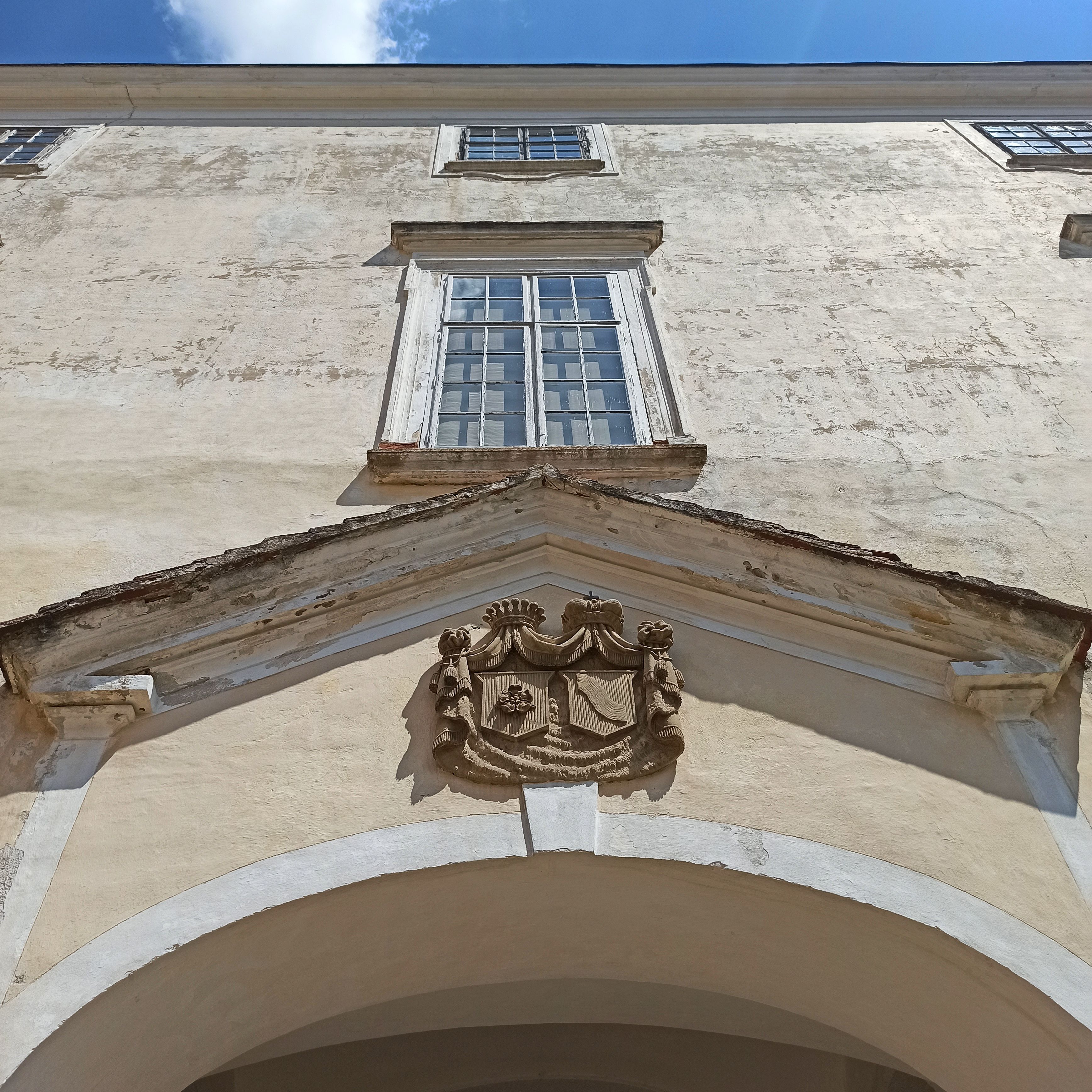 Photo montrant Coat of arms of the Stadnický and Mniszechs families of Krysowice in Vranov nad Dyje