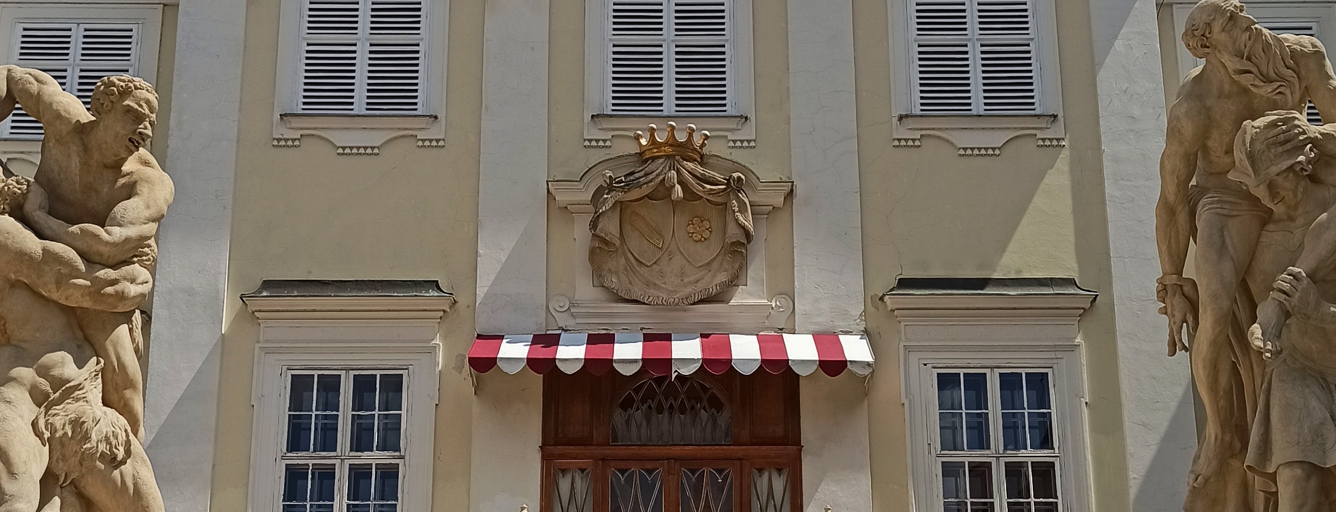 Photo montrant Coat of arms of the Stadnický and Mniszechs families of Krysowice in Vranov nad Dyje