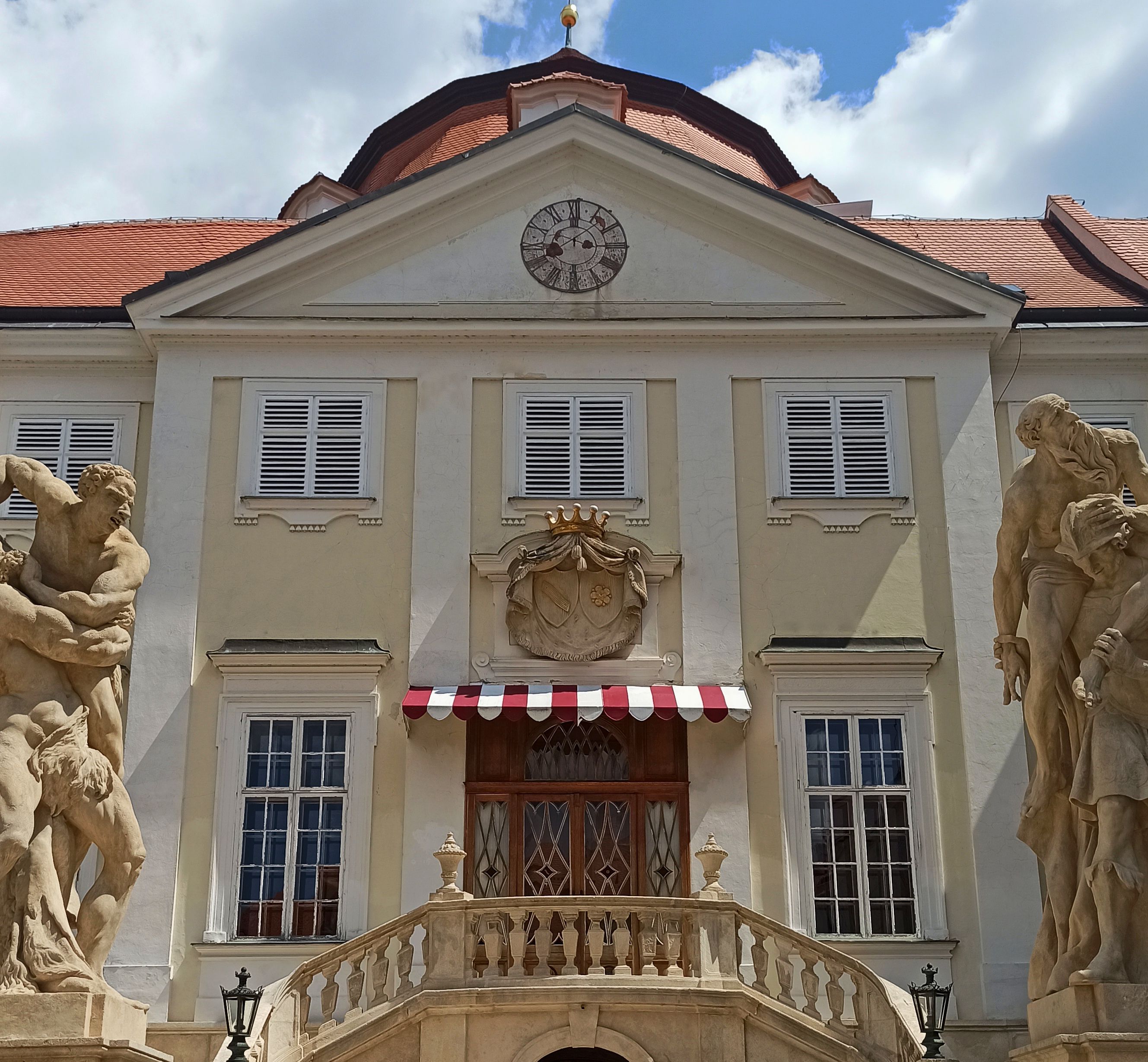 Photo montrant Coat of arms of the Stadnický and Mniszechs families of Krysowice in Vranov nad Dyje