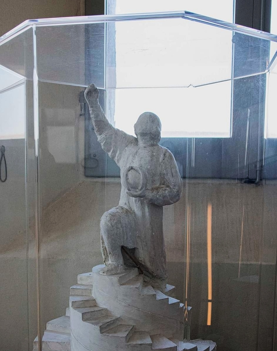 Photo montrant Plaster model of a sculpture of Nicolaus Copernicus in the Museo della Specola in Bologna