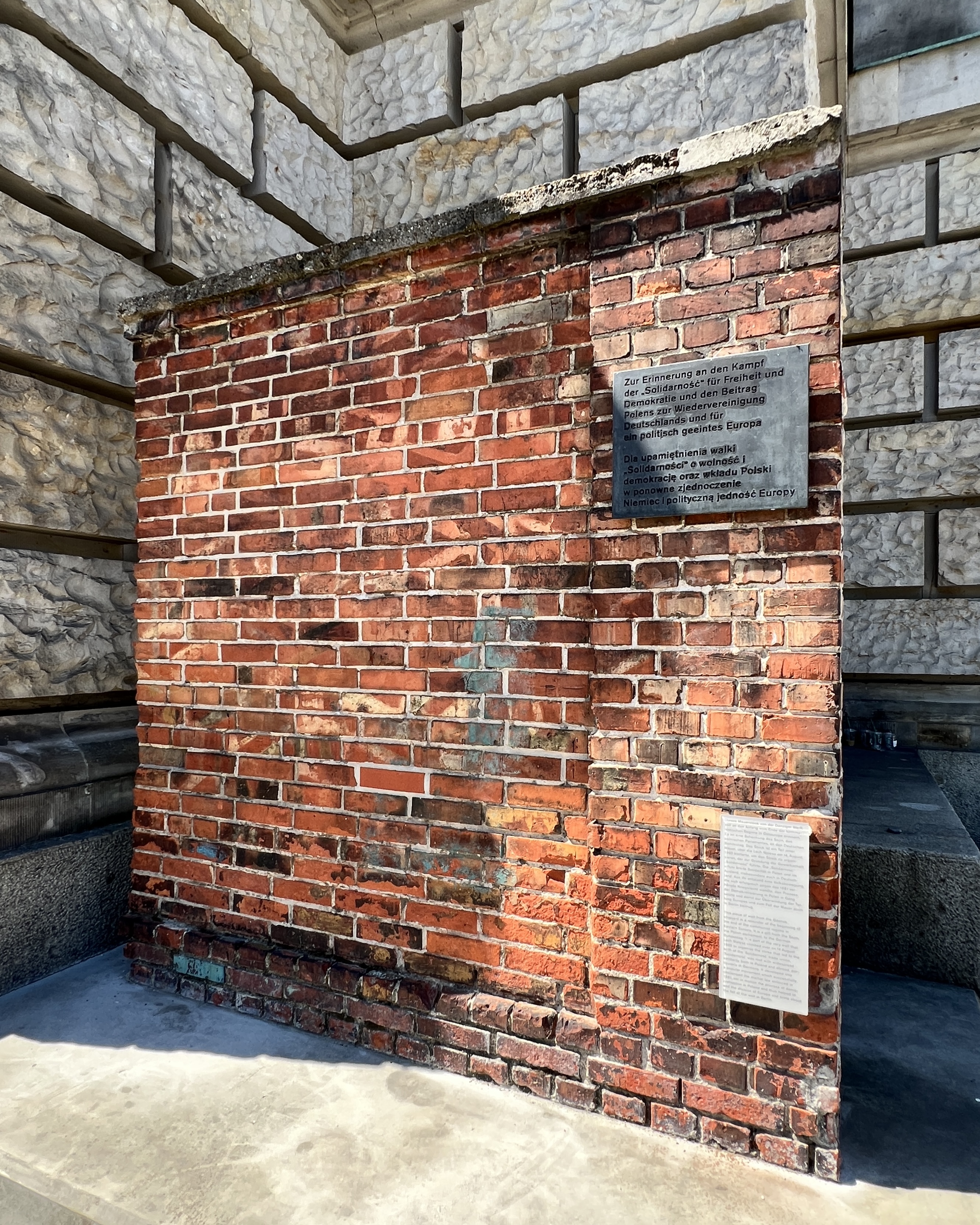 Fotografia przedstawiająca Fragment of the wall of the Gdansk shipyard in Berlin