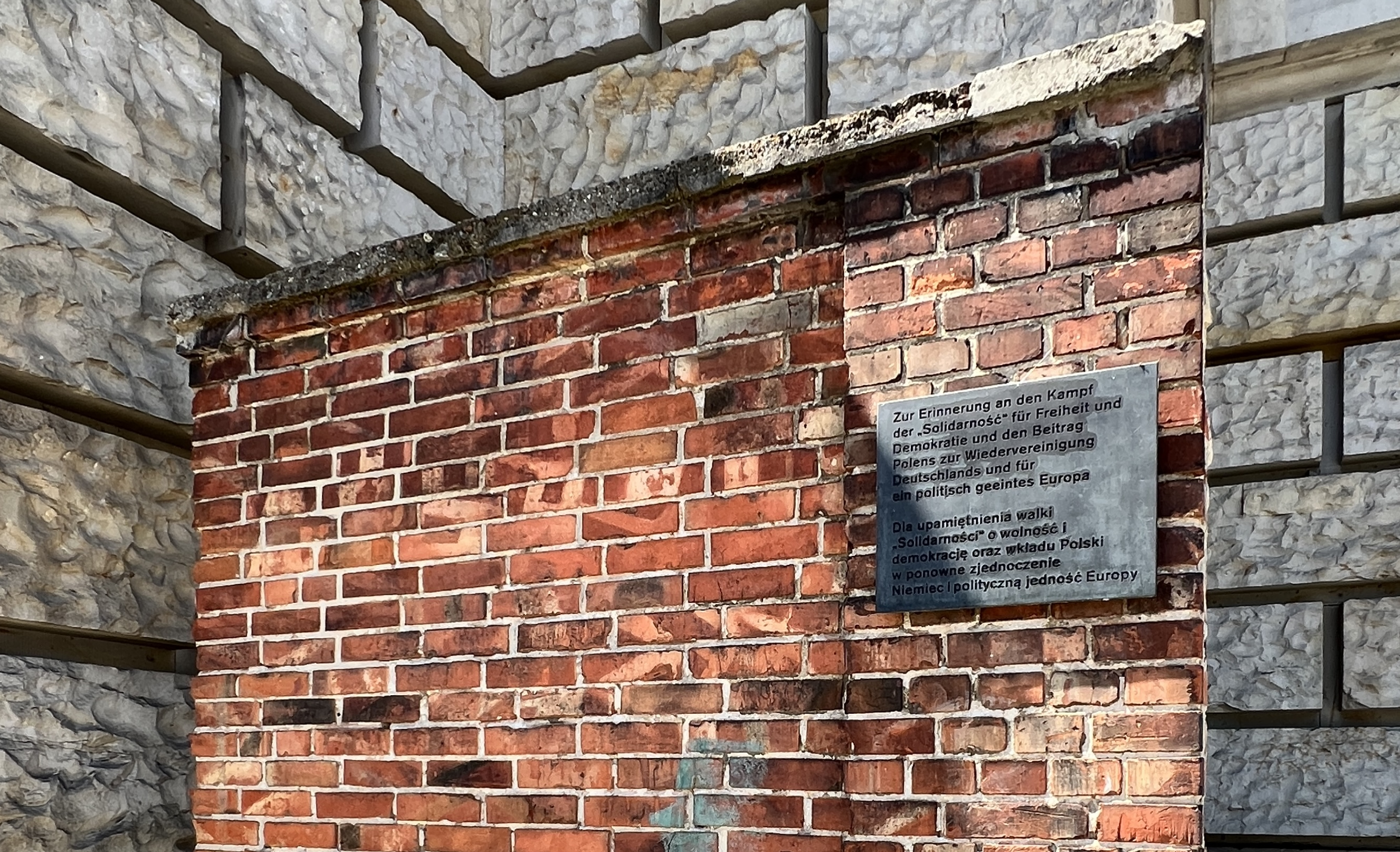 Fotografia przedstawiająca Fragment of the wall of the Gdansk shipyard in Berlin