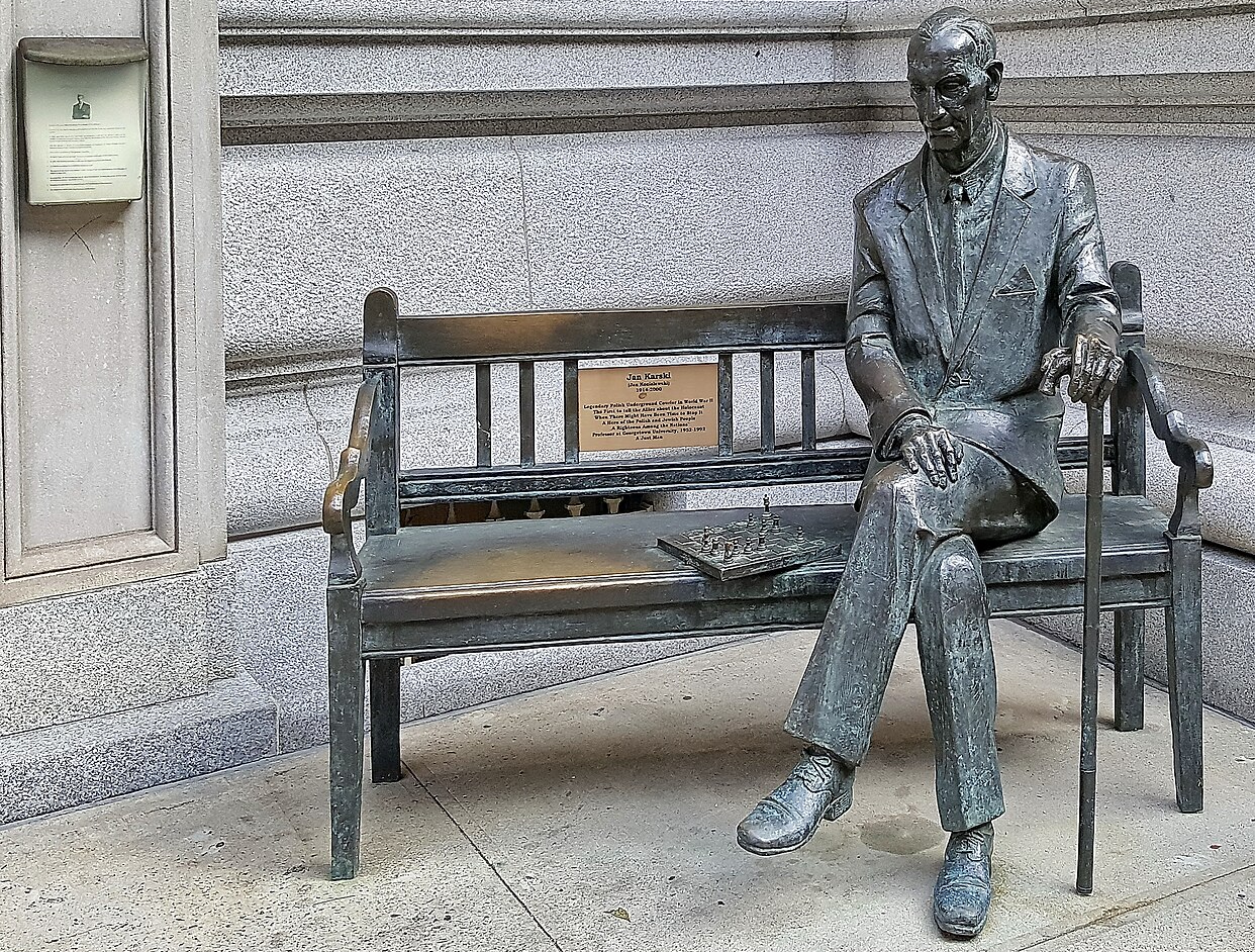 Fotografia przedstawiająca Jan Karski bench in New York