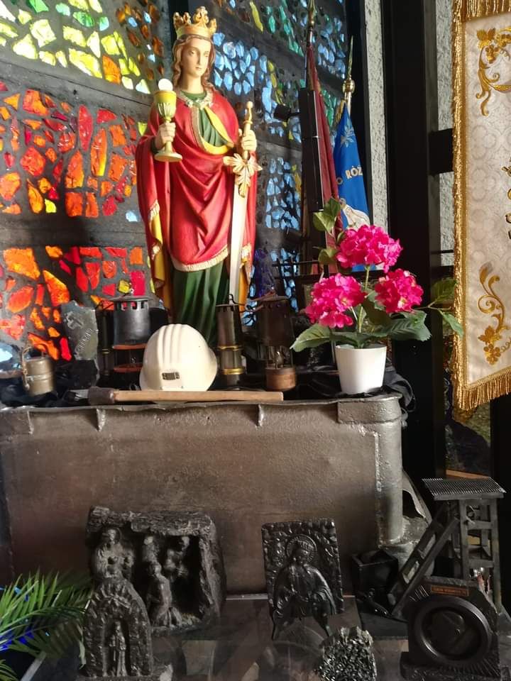 Fotografia przedstawiająca Statue of St Barbara in the church of St Elizabeth in Lens