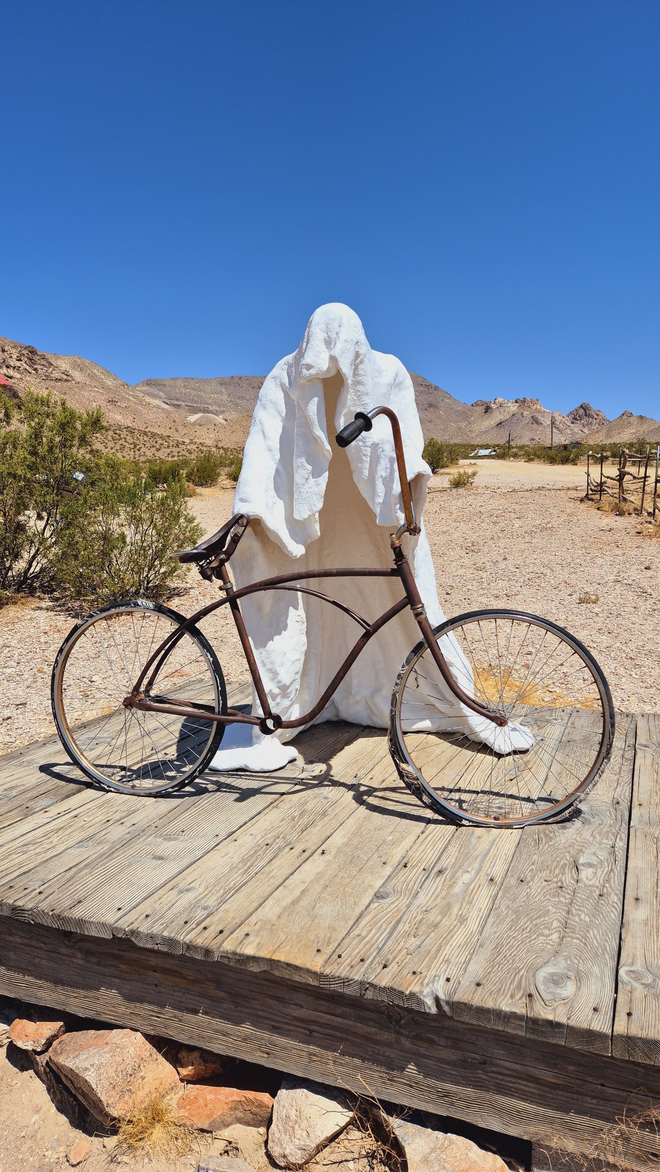 Fotografia przedstawiająca \"Ghost Rider\" - sculpture by Charles Albert Szukalski in Rhyolite