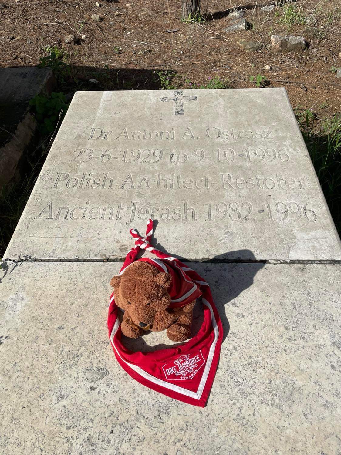 Photo montrant Pierre tombale d\'Antoni Ostrash dans le cimetière de Djarash