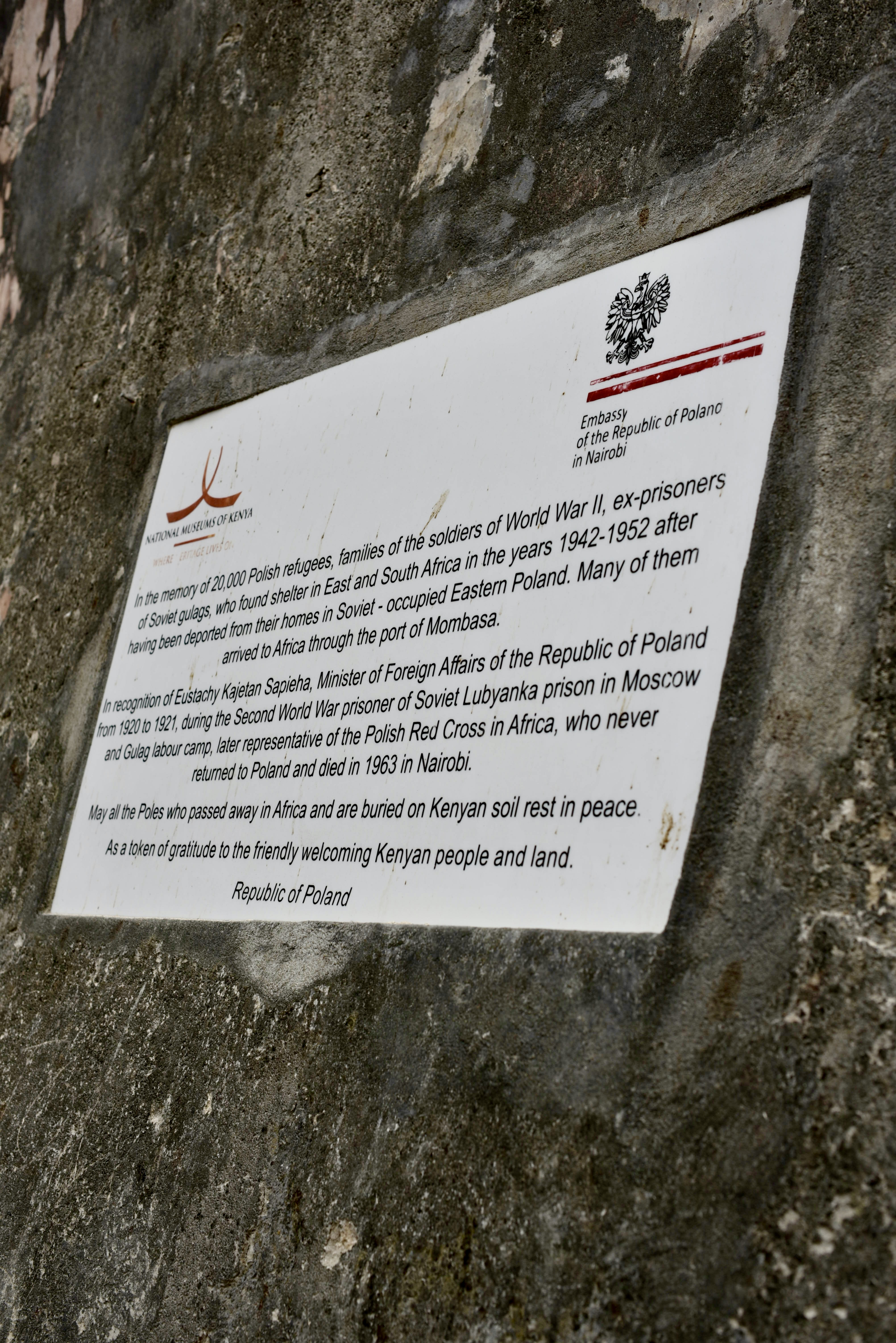 Photo montrant Plaque commémorant les Polonais sur les murs de Fort Jesus à Mombasa