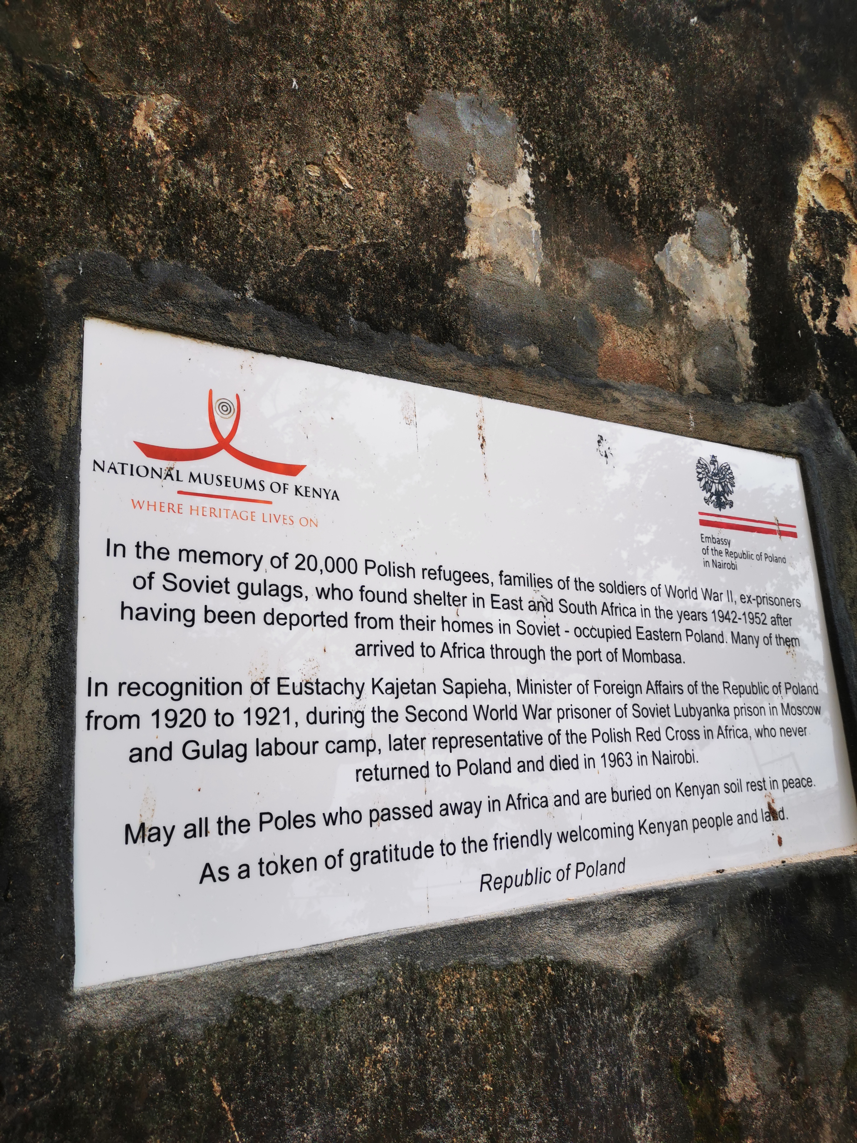 Fotografia przedstawiająca Plaque commemorating Poles on the walls of Fort Jesus in Mombasa