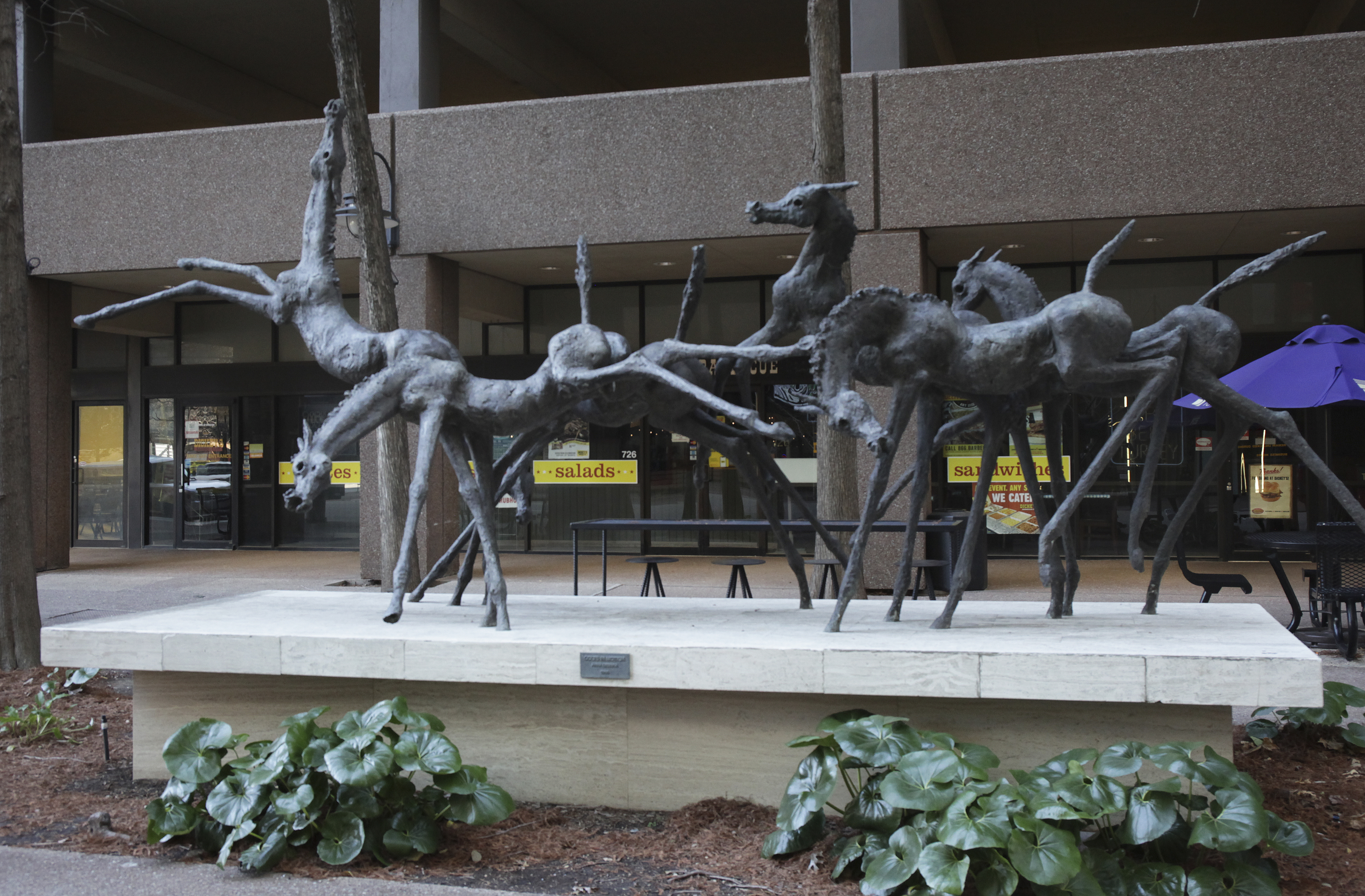 Fotografia przedstawiająca Anna Debska\'s \'Colts in Motion\' sculpture in Dallas